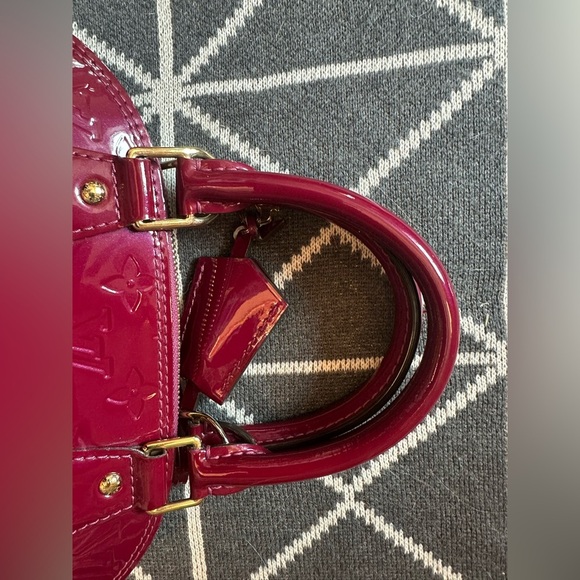 Louis Vuitton Vernis Alma BB with dust bag, strap and box. Comes with COA. - Picture 13 of 15